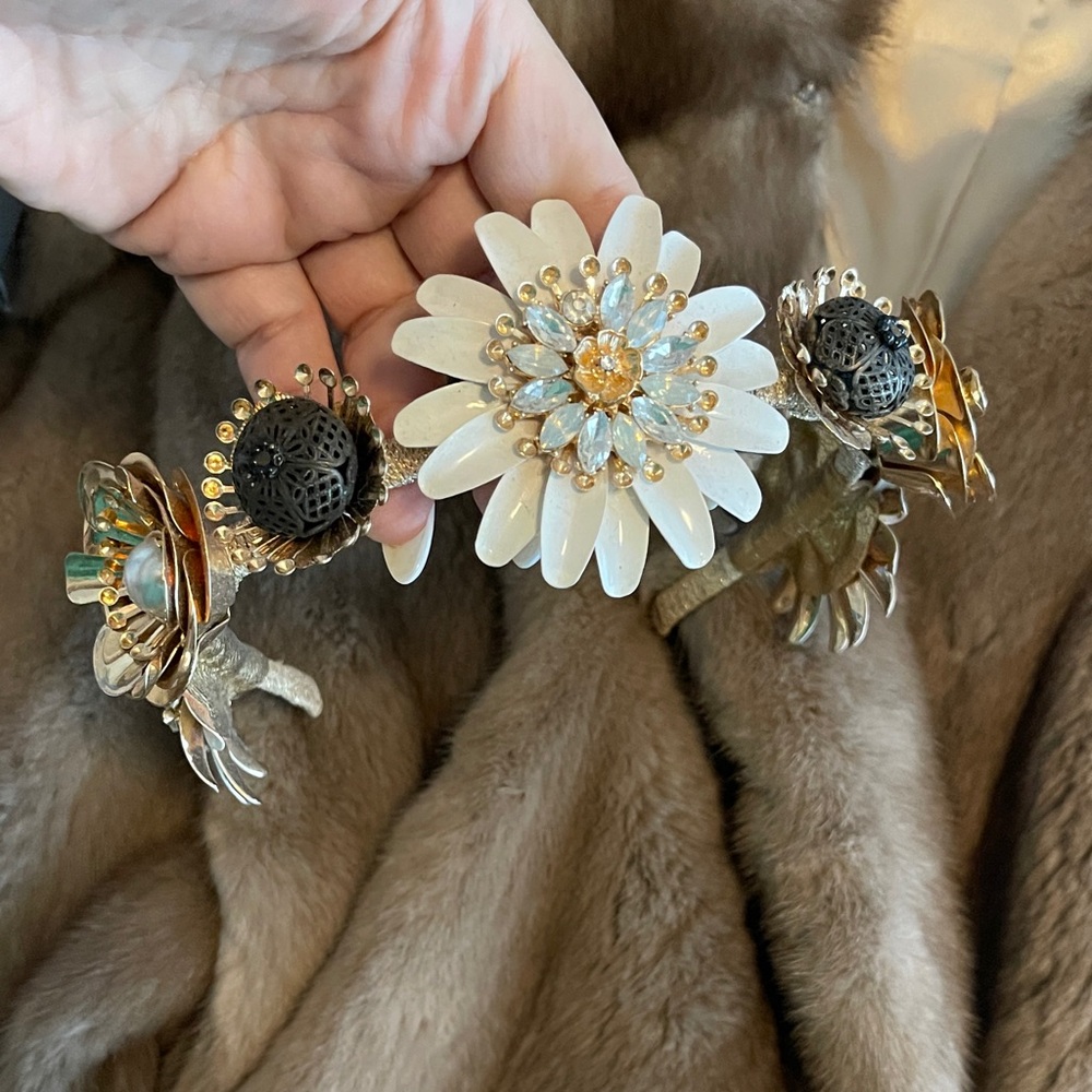 White and Gold Floral Hair Accessory